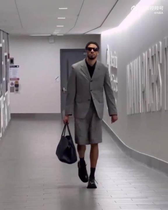 時(shí)尚潮男！哈利今日一身灰西裝短褲墨鏡搭配入場(chǎng) 腿真細(xì)！