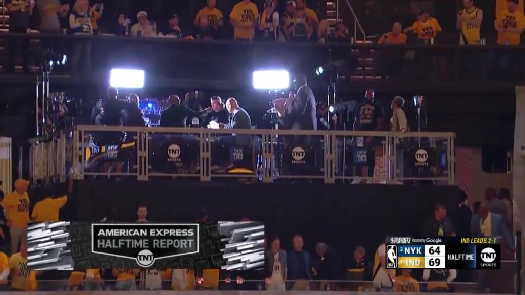 啊？轉(zhuǎn)播鏡頭給到解說(shuō)看臺(tái)，奧尼爾居然抱著一個(gè)人在彎舉