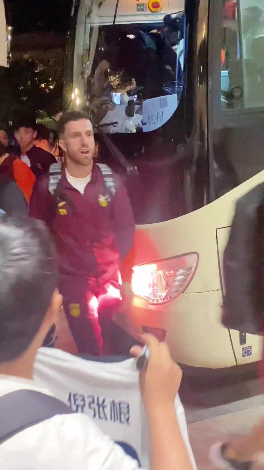 韋世豪嚇得箭步逃跑！國(guó)足深夜到酒店差點(diǎn)被摁在車(chē)頭不讓走