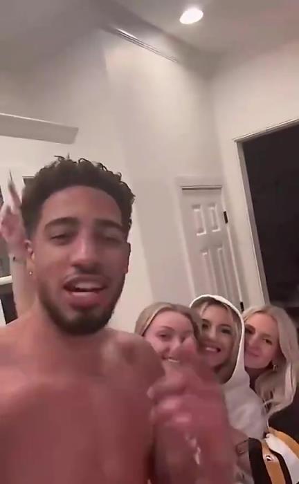 今日怒砍歷史級(jí)三雙！哈利此前光著膀子與三位金發(fā)美女同框