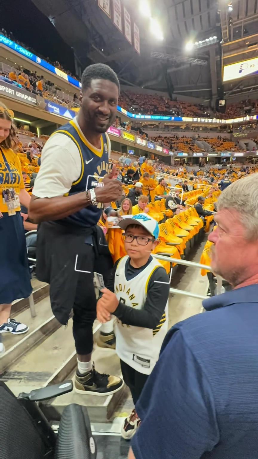 現(xiàn)在真成高圓圓了！步行者名宿希伯特現(xiàn)身主場(chǎng)給小球迷簽名