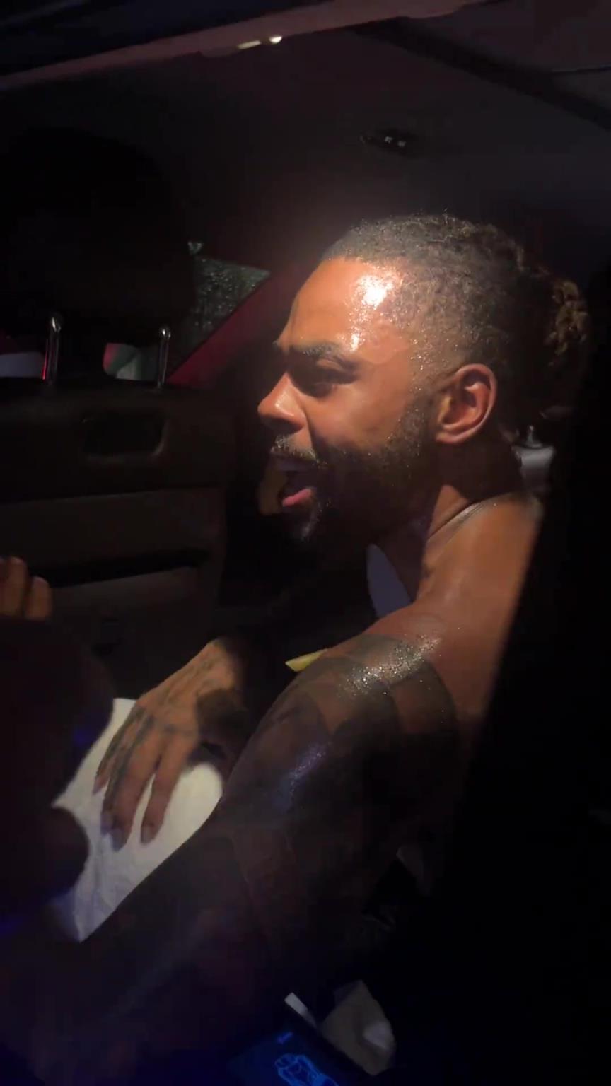 太熱情了！拉塞爾中國(guó)行坐車(chē)離開(kāi)球迷們被團(tuán)團(tuán)圍住