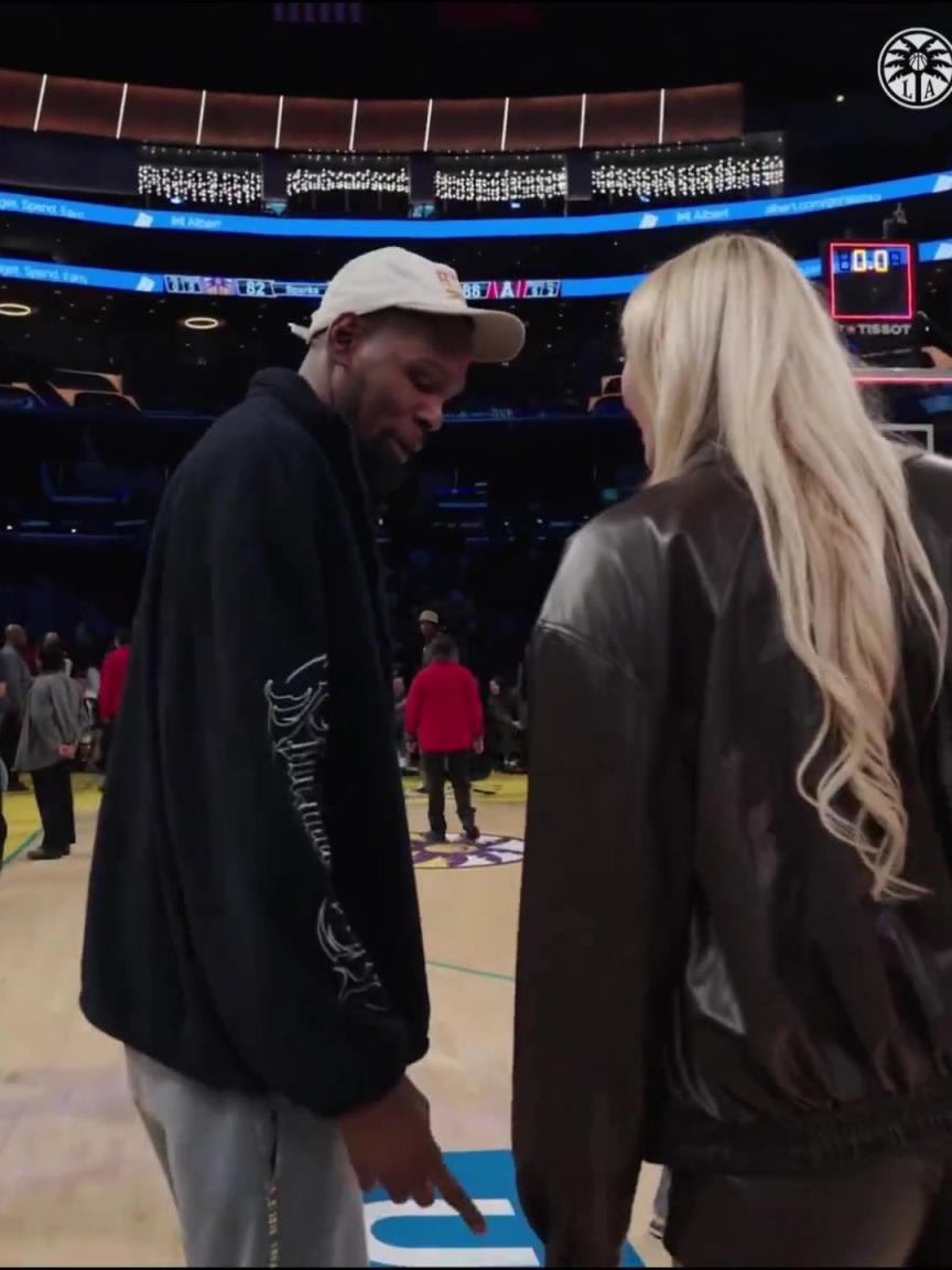 小帥這氣質(zhì)！杜蘭特與庫(kù)里教妹布林克擁抱，眼睛好像一直偷瞟布林克大長(zhǎng)腿