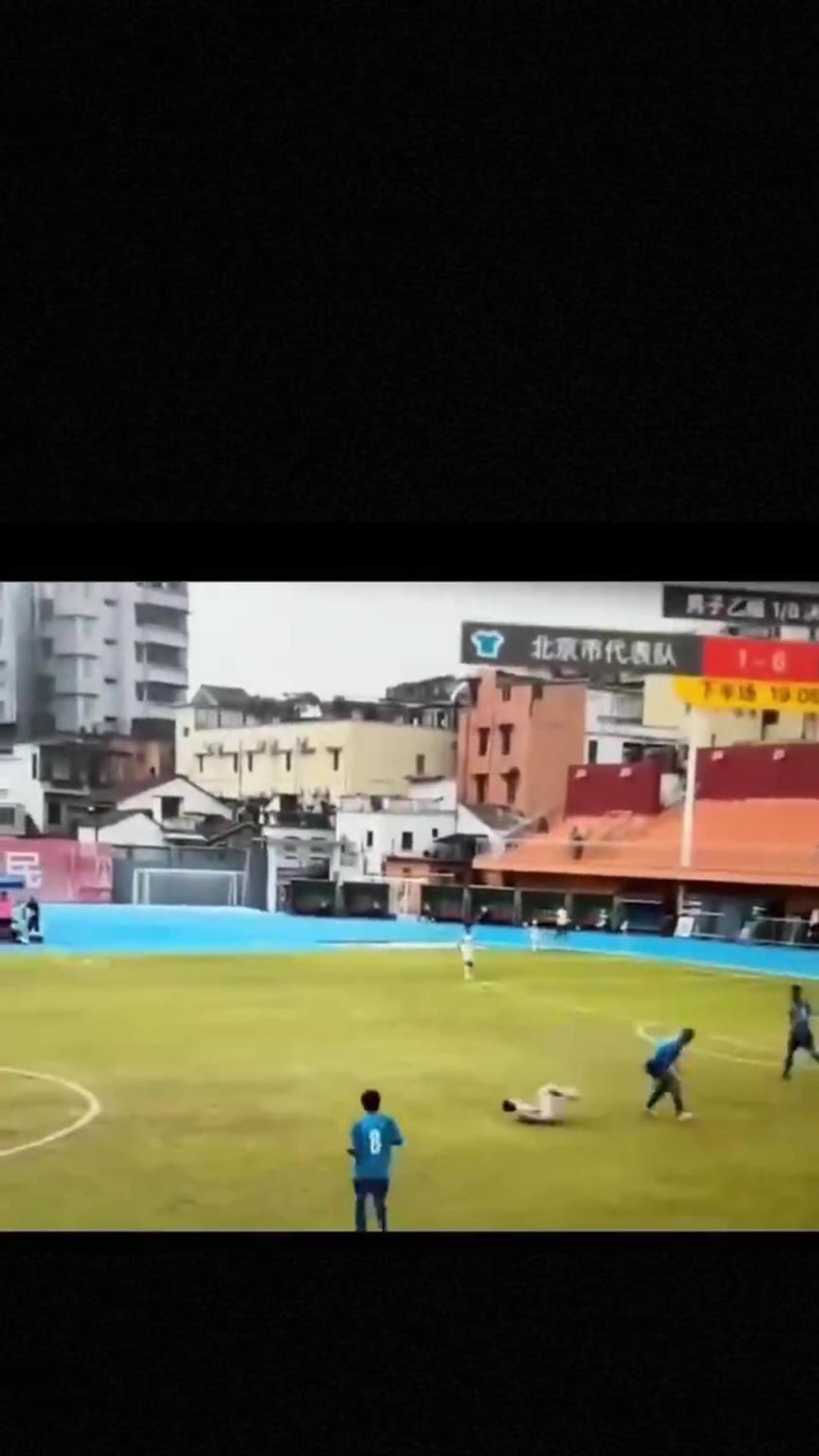 太可怕了！全運(yùn)會(huì)驚現(xiàn)殺人足球，球員將對手直接踢骨折