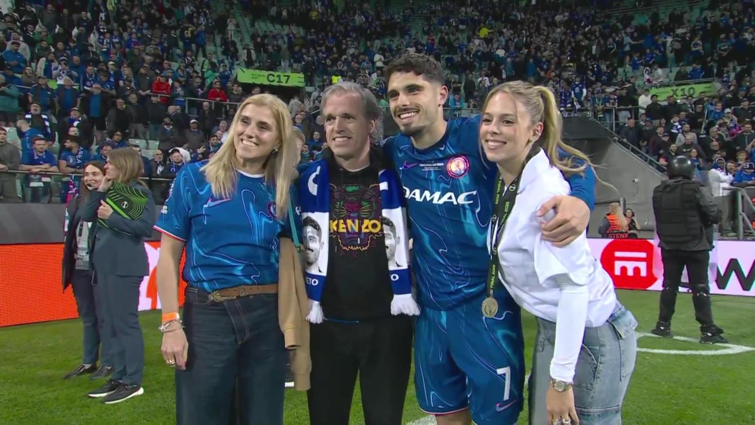 內(nèi)托好福氣！奪冠后高顏值女友來(lái)合照，身材相當(dāng)哇塞！