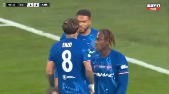 繼續(xù)干！恩佐進(jìn)球后給了詹姆斯一巴掌，兩人頂頭互相打氣