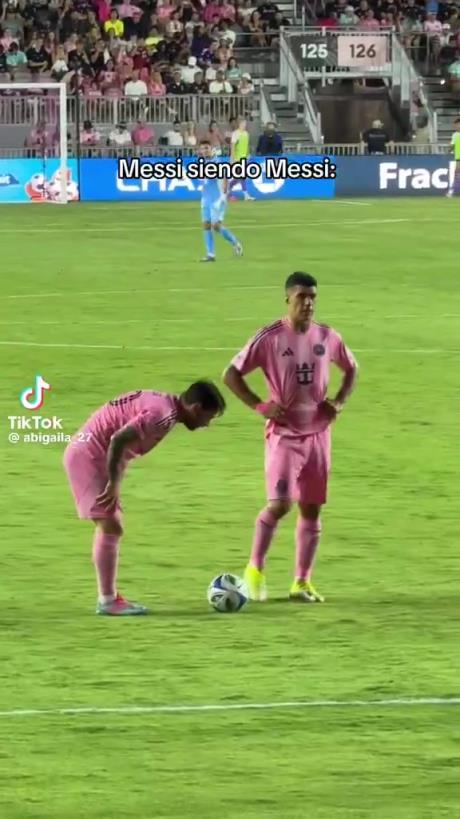 哈哈！梅西擺任意球偷偷往前挪被裁判抓包