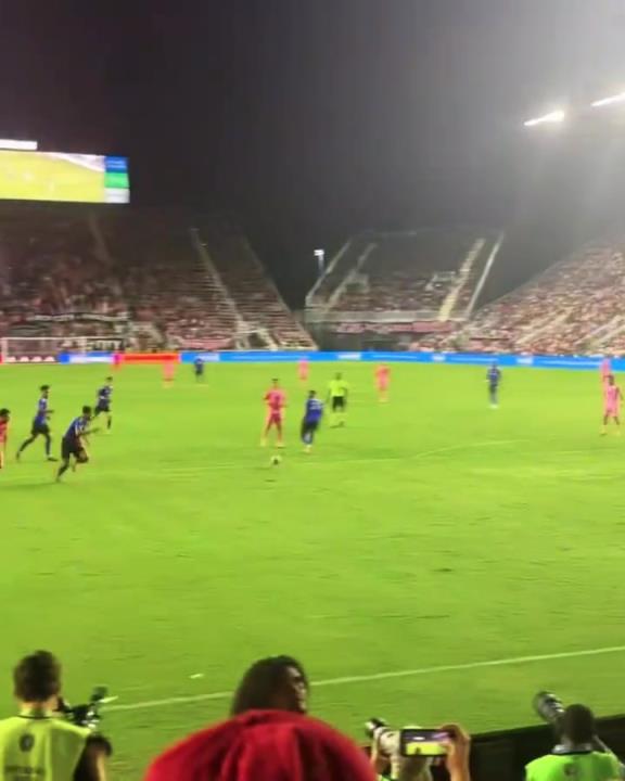 梅老板為了給蘇亞雷斯送個(gè)助攻，也是拼了啊