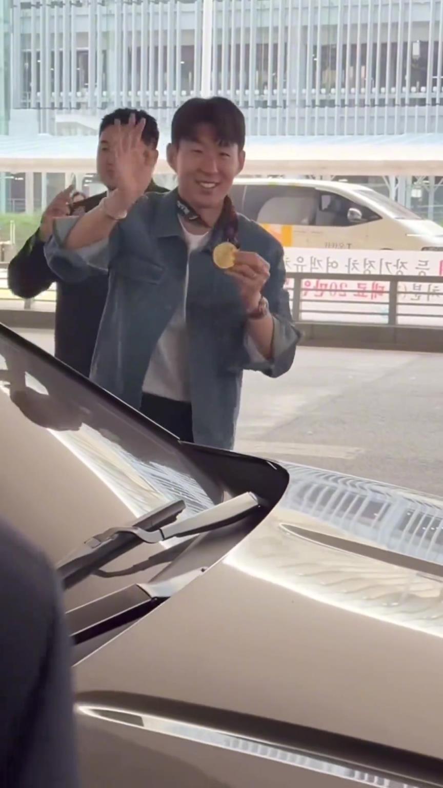 衣錦還鄉(xiāng)！孫興慜返回韓國(guó)，眾多女球迷讓其把歐聯(lián)獎(jiǎng)牌戴上