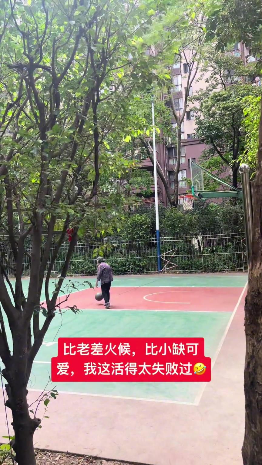 這阿婆單手一投一個(gè)準(zhǔn)，姜還是老的辣