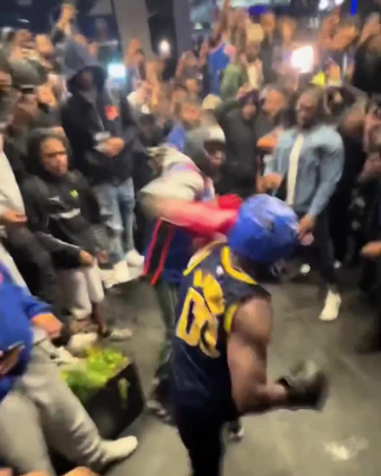 這不比場(chǎng)上好看？尼克斯&步行者球迷賽后直接1v1拳擊