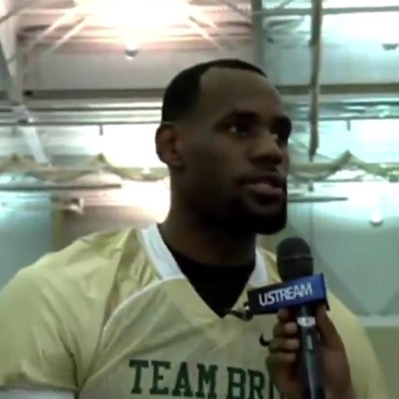 哥兩個(gè)還會(huì)這個(gè)?。?1年NBA停擺期間老詹和阿杜組隊(duì)玩橄欖球