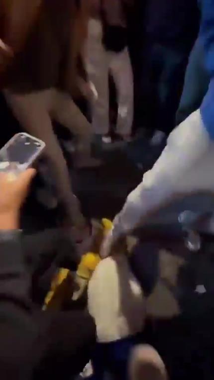 驚！尼克斯大勝步行者后，哈利伯頓遭主場(chǎng)球迷群毆