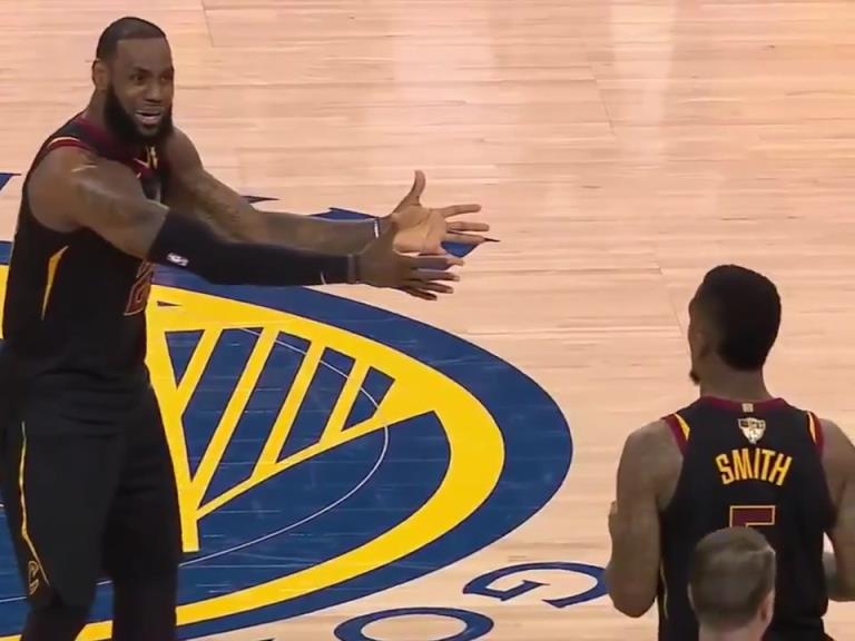 名場(chǎng)面！JR搶下關(guān)鍵籃板沒(méi)看表，老詹質(zhì)問(wèn)JR為何傳球