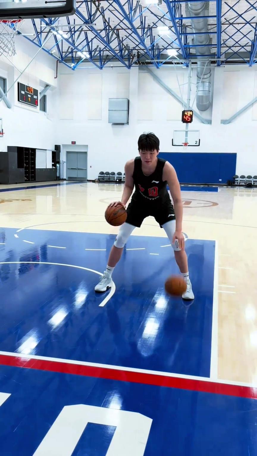 楊瀚森今日份訓(xùn)練！這個(gè)左右手運(yùn)球協(xié)調(diào)性真不錯(cuò)