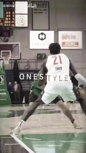 正統(tǒng)美式后衛(wèi)！JD戴維森炒菜后低手合球，對(duì)抗上籃打進(jìn)！