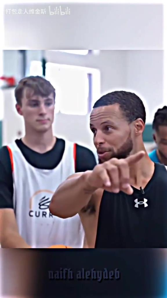 庫(kù)里：其實(shí)這個(gè)暴扣是我教的！當(dāng)弗拉格出現(xiàn)在庫(kù)里的訓(xùn)練營(yíng)！