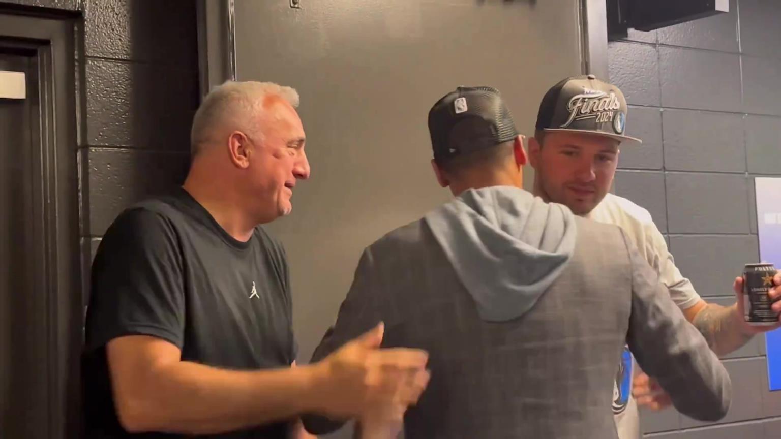 去年的今天，東契奇率隊(duì)殺入總決賽，賽后喝啤酒被芬利沒(méi)收