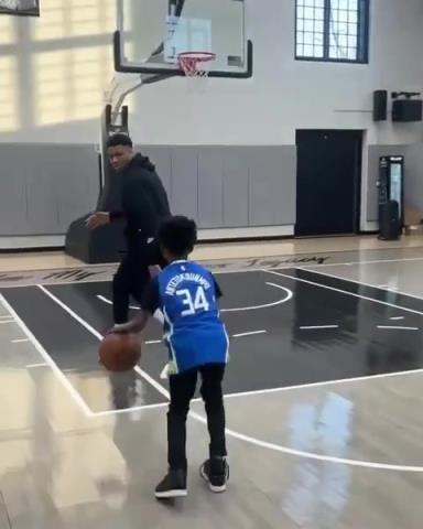 交易價(jià)值急劇下降！字母哥和小球迷單挑被當(dāng)面絕殺