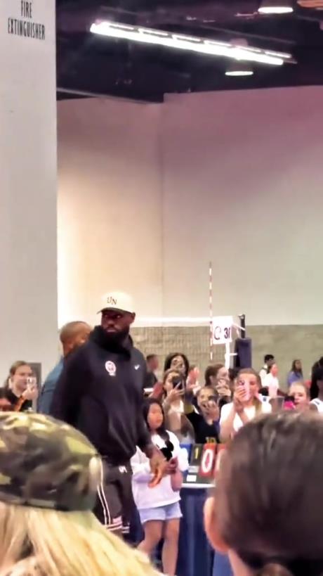 什么是巨星??！詹姆斯現(xiàn)身排球場被小球迷包圍 這就是行走的流量