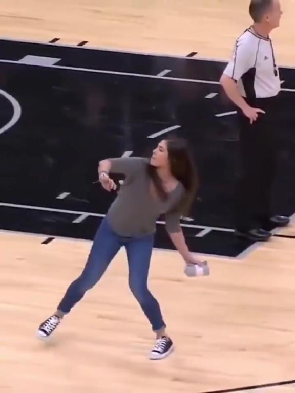 不愧是美國女籃主力，普拉姆的力量太嚇人了