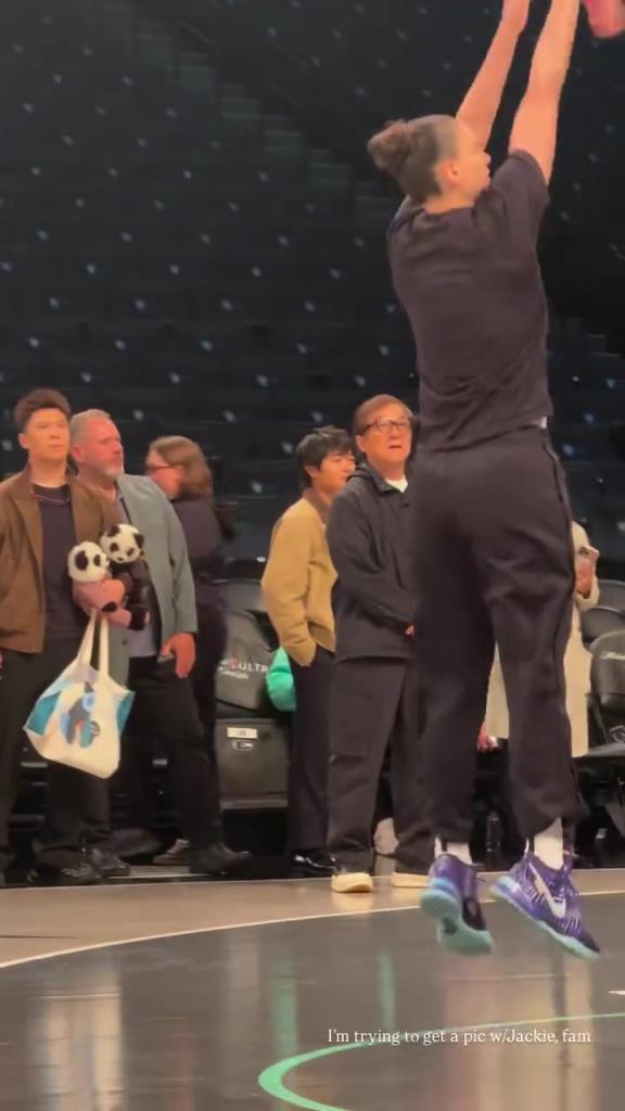 71歲成龍現(xiàn)身巴克萊中心看女籃比賽：她們投籃怎么那么準(zhǔn)?。。?>
                                <div   id=