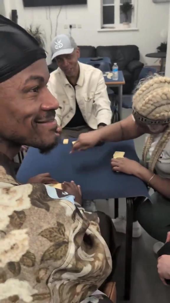 想找到巴特勒很簡單，因?yàn)樗辉诨@球場，就在棋牌室