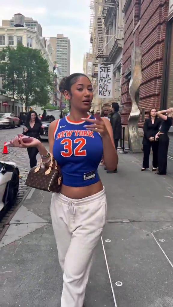 哇塞！一豐滿尼克斯女球迷身穿唐斯球衣，真是太吸引眼球了