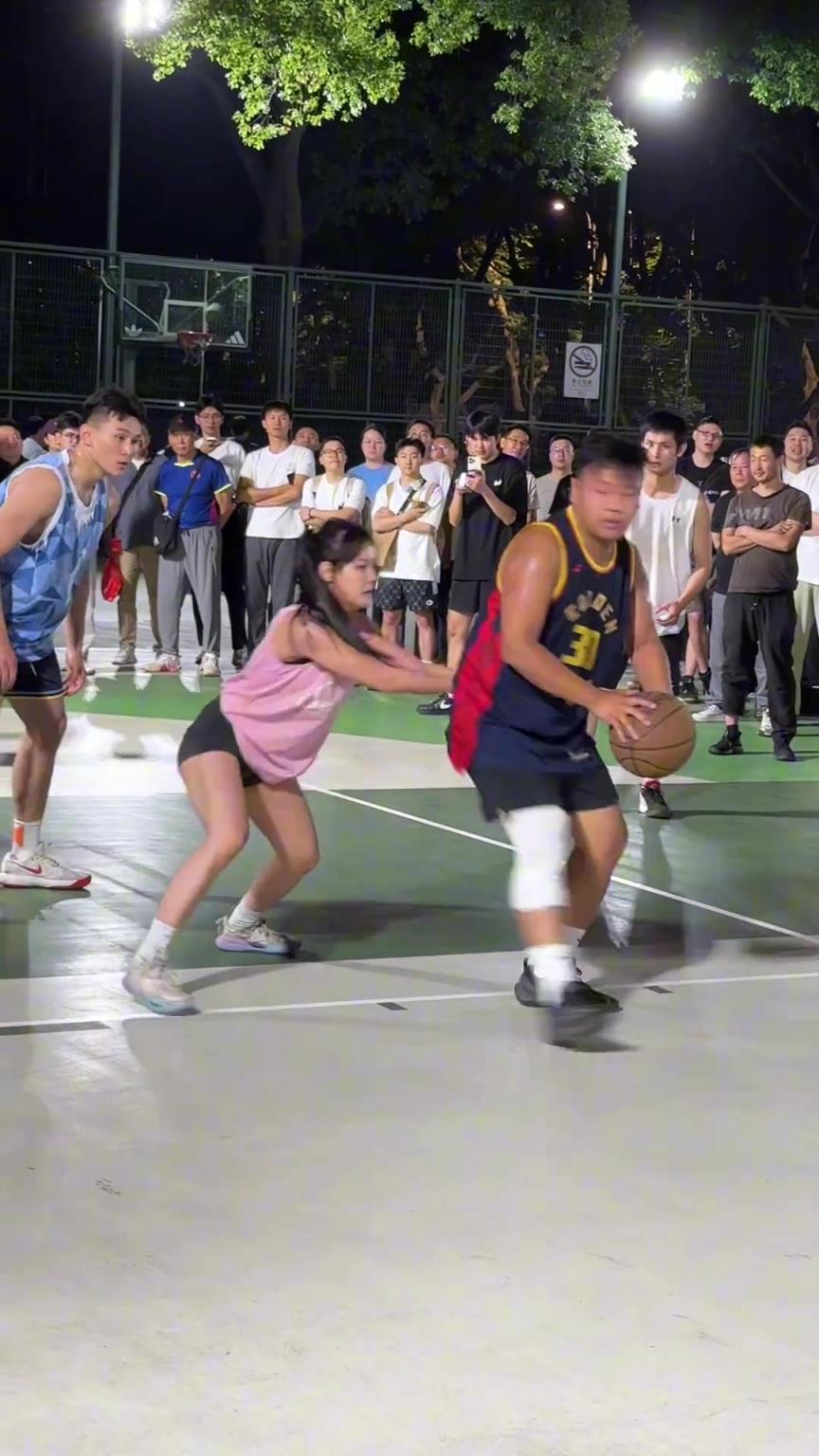 這哥們看見防自己的是女生，一個勁背打，球也不傳了